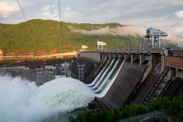 水力発電所の放水発電。再生可能エネルギー。 - hydroelectric power station 写真 ストックフォトと画像