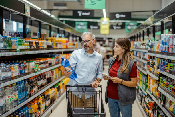 istock Customer and Worker Discussing in Supermarket 1432352505