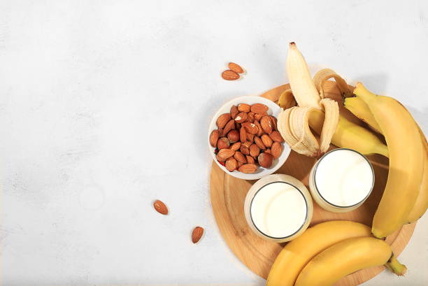 surtido de productos veganos no lácteos. plátano y nuez vegana leche alternativa sin lactosa y sin gluten, sin alergias, concepto de alimentación saludable, manteniendo una microflora intestinal saludable - banana split fotografías e imágenes de stock