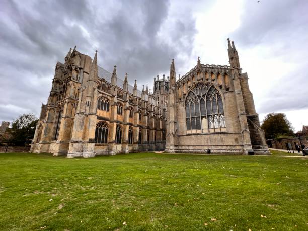 ely cathedral on a cloudy day. - uk cathedral cemetery day imagens e fotografias de stock