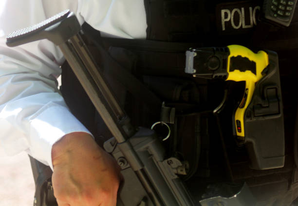 британский вооруженный полицейский лондон англия - weapon gun order handgun стоковые фото и изображения
