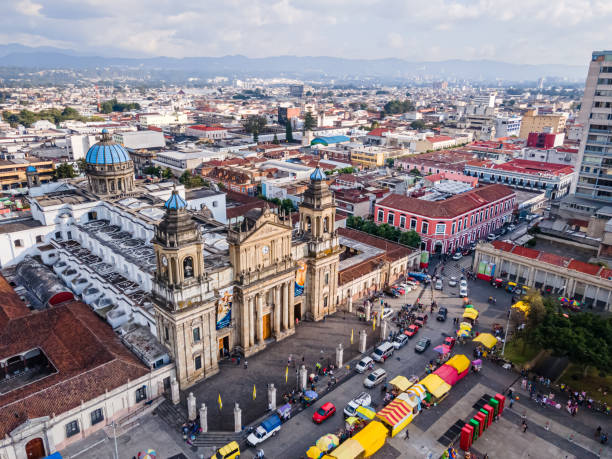 piękny widok z lotu ptaka na gwatemalę - catedral metropolitana de santiago de guatemala, constitution plaza w gwatemali - guatemalan flag zdjęcia i obrazy z banku zdjęć