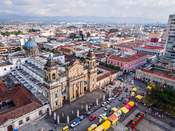 прекрасный вид с воздуха на город гватемала - кафедральный собор сантьяго-де-гватемала, площадь конституции в гватемале - антигуа стоковые фото и изображения