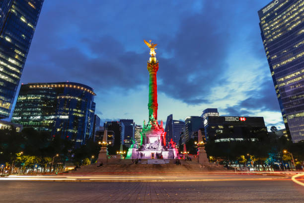 monumento a la independencia, el ángel (monument à l’indépendance, l’ange) la nuit, sur le paseo de la reforma. - winged victory photos et images de collection