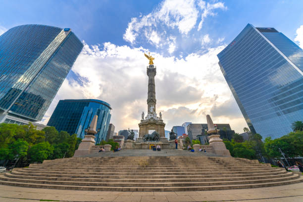 mexico, mexique - 7 septembre 2017: monumento a la independencia, el ángel (monument à l’indépendance, l’ange) la nuit, au paseo de la reforma. - winged victory photos et images de collection