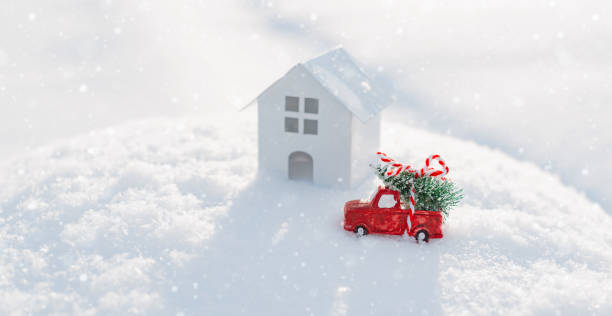 carro decorativo natalino com uma árvore de natal na neve casa ao lado - pick up truck truck toy figurine - fotografias e filmes do acervo