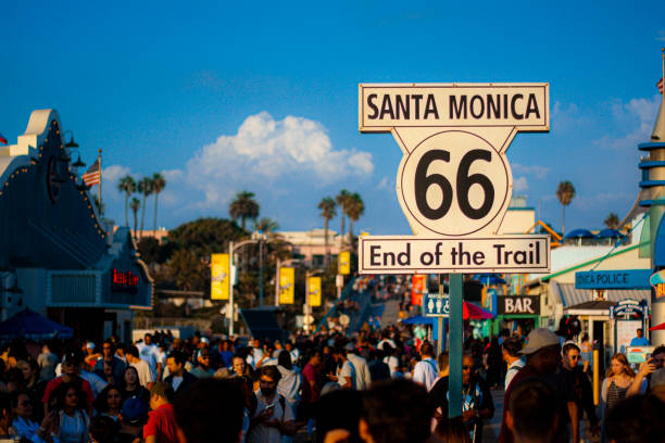 sinal da rota 66 no píer santa mônica - route 66 california road sign - fotografias e filmes do acervo