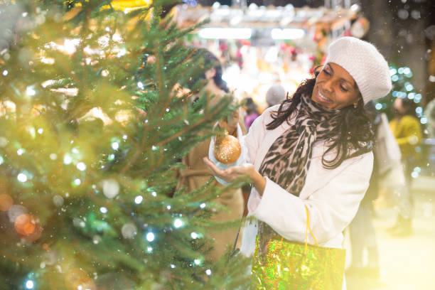 istock Smiling Latin American woman chooses a Christmas tree 1432422175