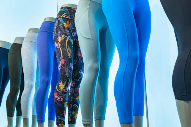 die legging, die von der schaufensterpuppe gezeigt wird - sweatpants stock-fotos und bilder