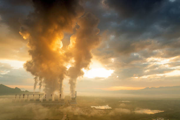 vista aérea de la central eléctrica de carbón. - global warming power station smoke stack coal fotografías e imágenes de stock