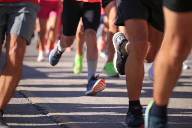 背景のための男のアスリートの靴のスタートラインの足を走らせるランナー - starting line competition running jogging ストックフォトと画像