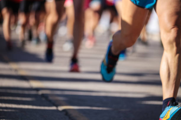 背景のための男のアスリートの靴のスタートラインの足を走らせるランナー - starting line competition running jogging ストックフォトと画像