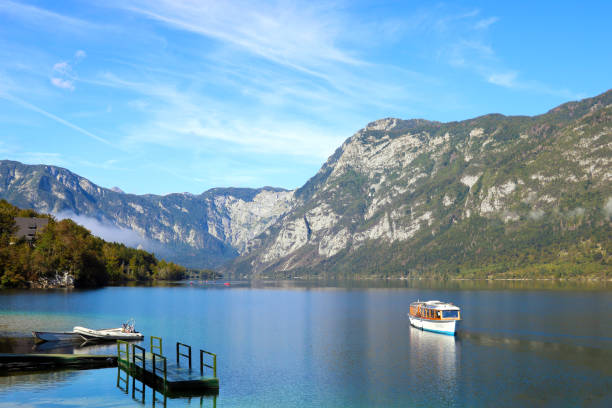 belo outono no lago bohinj no parque nacional triglav, eslovênia, europa. - bohinj - fotografias e filmes do acervo