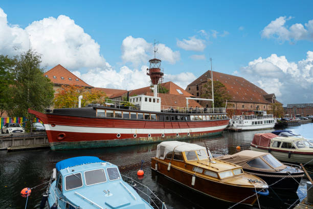 Old wooden boat on the Fredericsholms Kanal in Copenhagen, Denmark Copenhagen, Denmark. October 2022.  An old wooden boat moored on the bank of the Frederiksholms Kanal in the city center kanal stock pictures, royalty-free photos & images