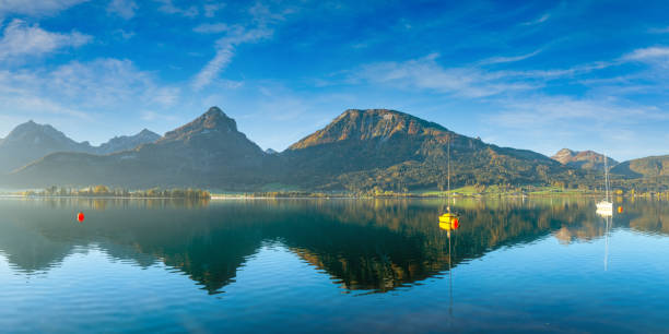 jesienna panorama jeziora wolfgangsee, st. wolfgang im salzkammergut, górna austria. - wolfgangsee zdjęcia i obrazy z banku zdjęć