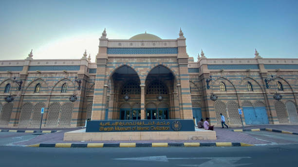 fachada e sinal do museu sharjah da civilização islâmica nos emirados árabes unidos - dubai skyscraper architecture united arab emirates - fotografias e filmes do acervo