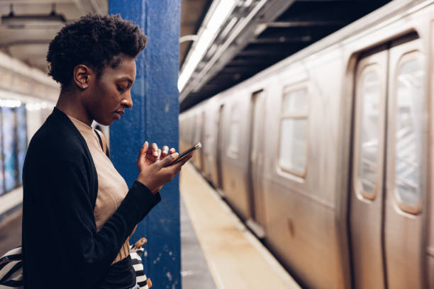 женщина ждет на станции метро поездки на работу - subway station urban scene city new york city стоковые фото и изображения