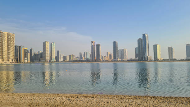 horizonte de sharjah com arranha-céus na costa dos emirados árabes unidos - dubai skyscraper architecture united arab emirates - fotografias e filmes do acervo