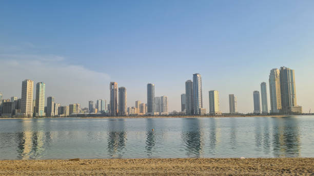 horizonte de sharjah com arranha-céus na costa dos emirados árabes unidos - dubai skyscraper architecture united arab emirates - fotografias e filmes do acervo