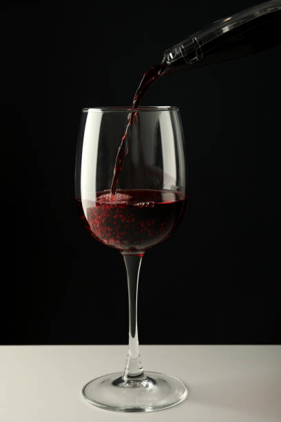 conceito de bebida alcoólica saborosa e deliciosa, vinho - wine decanter elegance pouring - fotografias e filmes do acervo