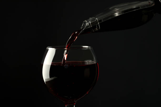 conceito de bebida alcoólica saborosa e deliciosa, vinho - wine decanter elegance pouring - fotografias e filmes do acervo