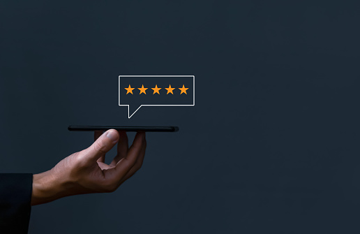 las opiniones positivas de los clientes escriben una reseña de cinco estrellas. Satisfacción, retroalimentación y conceptos de servicio al cliente La mejor respuesta de la experiencia del usuario del producto. fondo oscuro photo