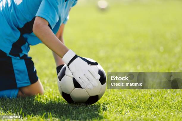 Il Calciatore Che Effettua Può Tenere La Palla In Mano Portiere Di Calcio Con Pallone Da Calcio Classico Portiere Sul Campo In