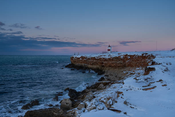 зимний морской пейзаж снега. - maine lighthouse winter ice стоковые фото и изображения