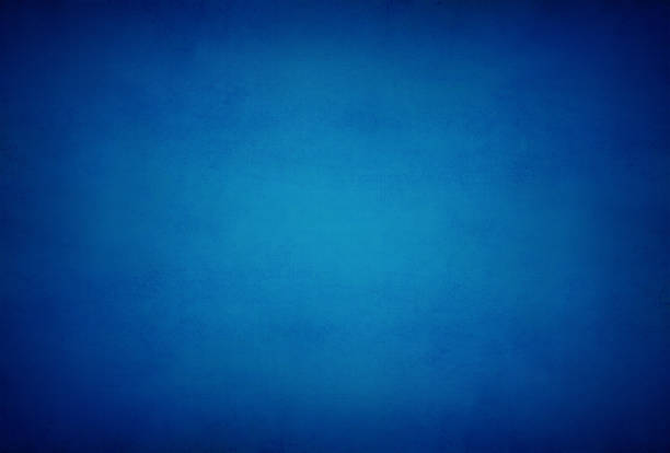 sfondo blu astratto o carta scura con riflettore centrale luminoso e cornice del bordo della vignetta nera con trama di sfondo grunge vintage layout della carta nera design dell'ar grafica azzurra - navy blue foto e immagini stock