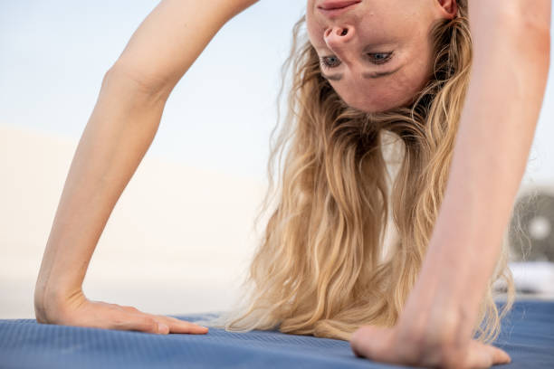 jeune femme flexible étirant le corps avec des poses de yoga - inversion yoga photos et images de collection