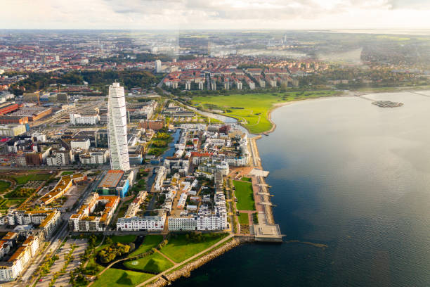 vue aérienne du gratte-ciel résidentiel turning torso dans la ville de malmö - malmo photos et images de collection