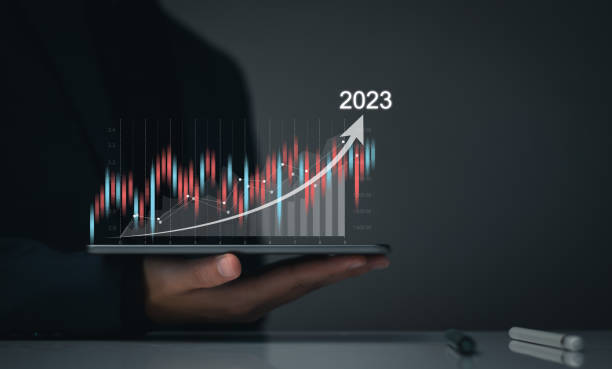Digital marketing 2023 goals. Businessman analyzing internet marketing online, 2023 business planning, business skyrocket, online stock market analysis, stock chart upward trend, digital stock trading objetivos del marketing digital para 2023. empresario analizando el marketing en internet en línea, planificación comercial 2023, cohete comercial, análisis del mercado de valores en línea, tendencia al alza del gráfico de acciones, comercio digital d