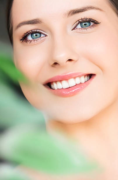 bellezza naturale, denti bianchi perfetti e sorriso sano, bella donna nella natura per cosmetici per la cura della pelle e cure dentistiche - lifestyles toothy smile care beauty foto e immagini stock