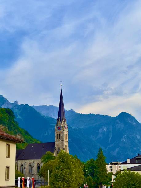 聖フローリン大聖堂の垂直ショット。ファドゥーツ、リヒテンシュタイン - liechtenstein ストックフォトと画像