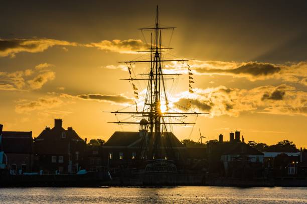 blick auf moderne häuser in der nähe des sees in hartlepool, england - hartlepool stock-fotos und bilder