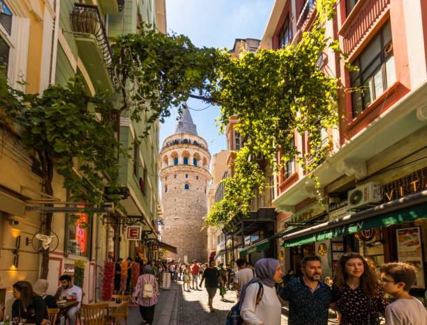 piękny widok na ulicę z widokiem na wieżę galata w starym stambule w turcji. - wieża galata zdjęcia i obrazy z banku zdjęć