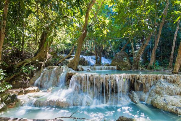 wunderschöne landschaft eines wasserfalls im erawan-nationalpark in thailand - erawan stock-fotos und bilder