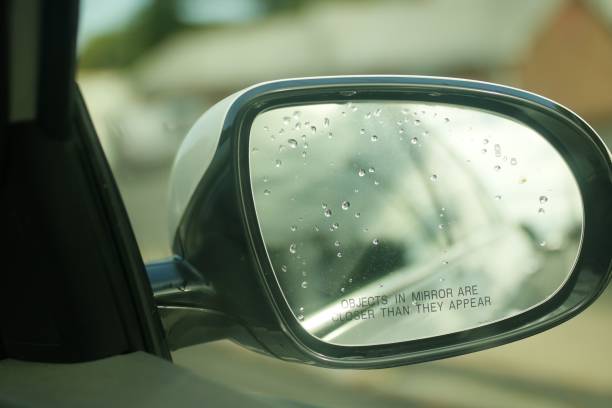 снимок зеркала бокового вида автомобиля крупным планом с каплями дождя - side view mirror стоковые фото и изображения