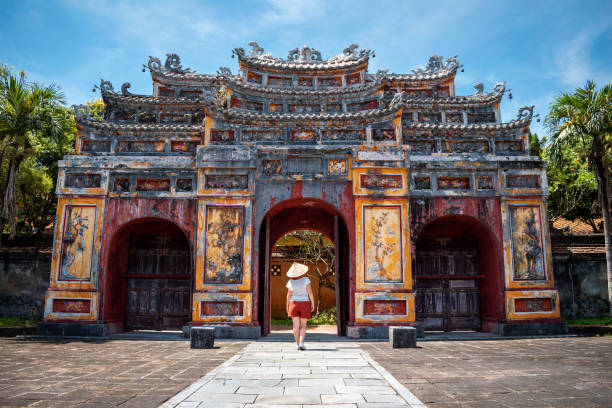 junge frau bereist das innere der alten kaiserstadt hue, vietnam. - hue stock-fotos und bilder