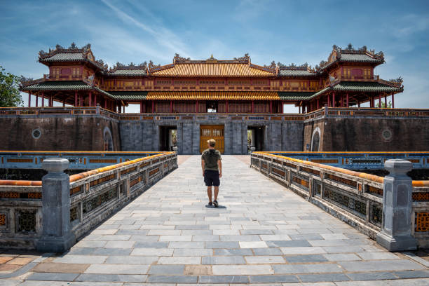 giovane alle porte della città imperiale di hue, vietnam. - hue foto e immagini stock