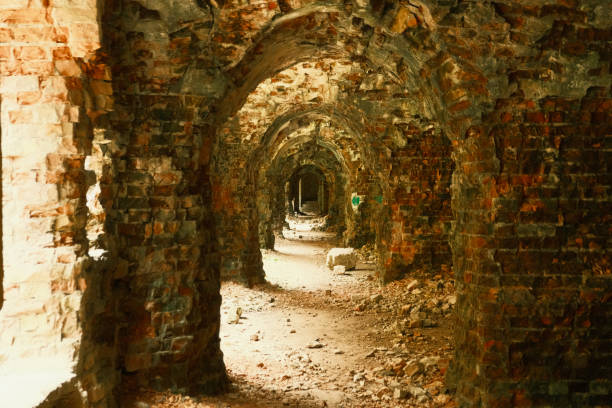 zerstörte antike katakomben - innenansicht der tunnel. spazieren sie durch alte labyrinthe, katakomben, zerstörte backsteinwege und tunnel. alte ziegelmauern und decken in einem labyrinth - maze old obsolete ancient stock-fotos und bilder