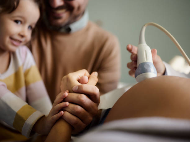 il supporto della famiglia durante l'ecografia della gravidanza! - abdomen gynecological examination women loving foto e immagini stock