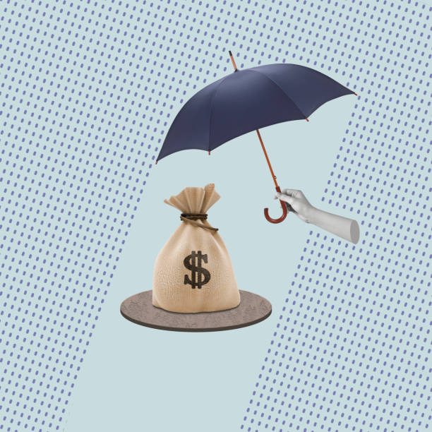 collage d’art contemporain d’une main tenant un parapluie sur un sac d’argent. - umbrella protection savings currency photos et images de collection