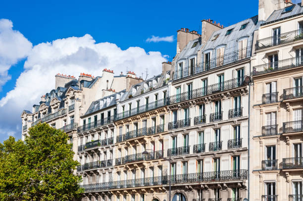 istock Facade of a Parisian building 1432540555