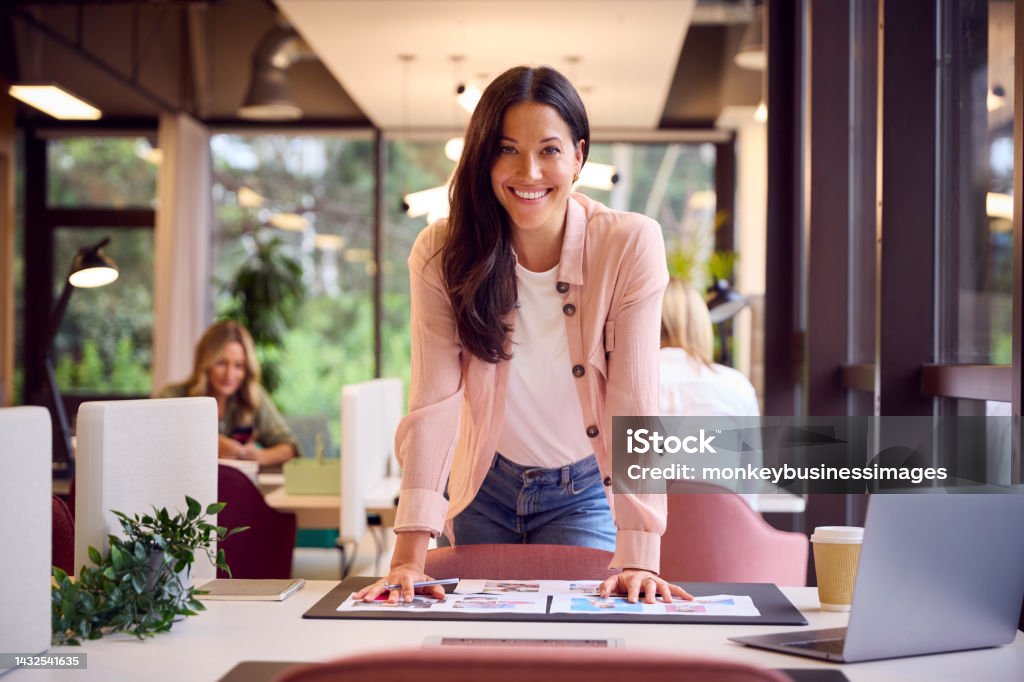 Porträt einer Geschäftsfrau am Tisch im Büro, die Proofs genehmigt oder überprüft oder Layouts entwirft - Lizenzfrei Marketing Stock-Foto Porträt einer Geschäftsfrau am Tisch im Büro, die Proofs genehmigt oder überprüft oder Layouts entwirft - Lizenzfrei Marketing Stock-Foto