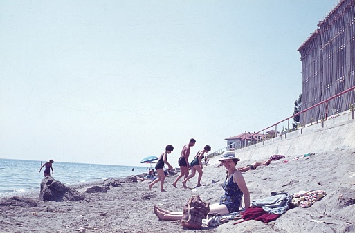 Northern Italy (exact location unfortunately not known), 1962. Vacationers and day trippers on a beach in northern Italy.