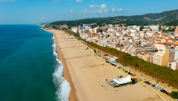vista aérea de la playa de calella en cataluña, españa - maresme fotografías e imágenes de stock