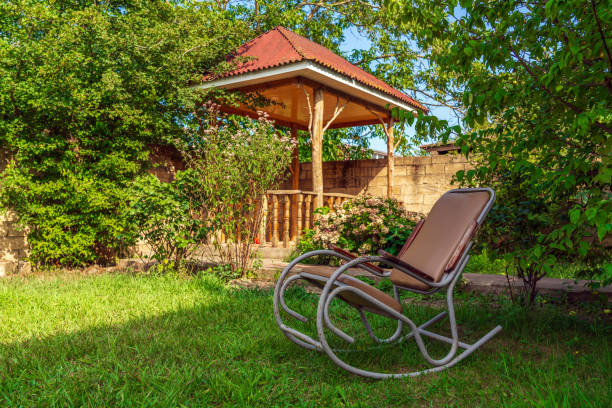 mecedora en el jardín de una casa de campo - swing rocker fotografías e imágenes de stock