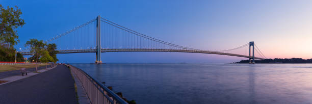 verrazano-narrows bridge, promenade, belt parkway 및 new york harbor at sunset, new york city, usa. - staten island new york harbor sea harbor 뉴스 사진 이미지