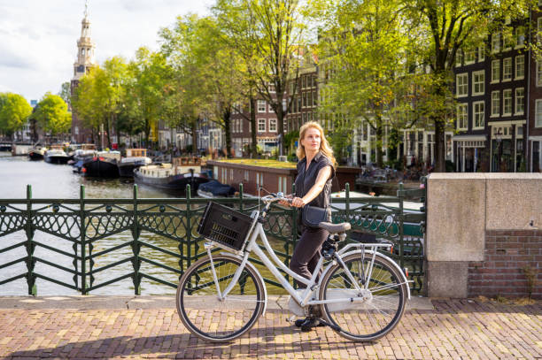 ciclista em amsterdã - amsterdam bridge canal city - fotografias e filmes do acervo